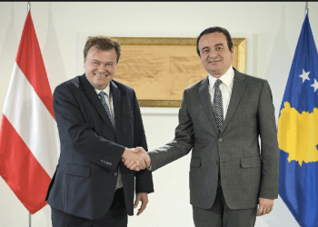 Kurti takohet me ambasadorin Weidinger, flasin për zhvillimet e fundit