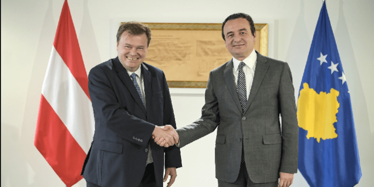 Kurti takohet me ambasadorin Weidinger, flasin për zhvillimet e fundit