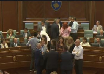 PDK sërish në aksion, deputetët e këtij subjekti rrethojnë foltoren e Kuvendit