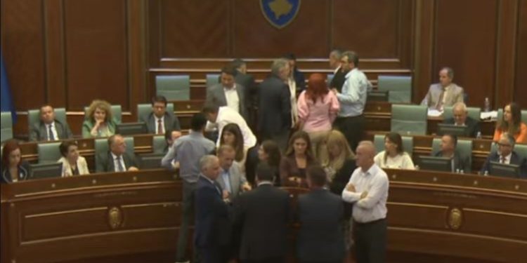 PDK sërish në aksion, deputetët e këtij subjekti rrethojnë foltoren e Kuvendit