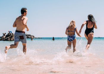 Bëni kujdes, këto ushqime nuk duhet ti hani 4 orë para se të notoni