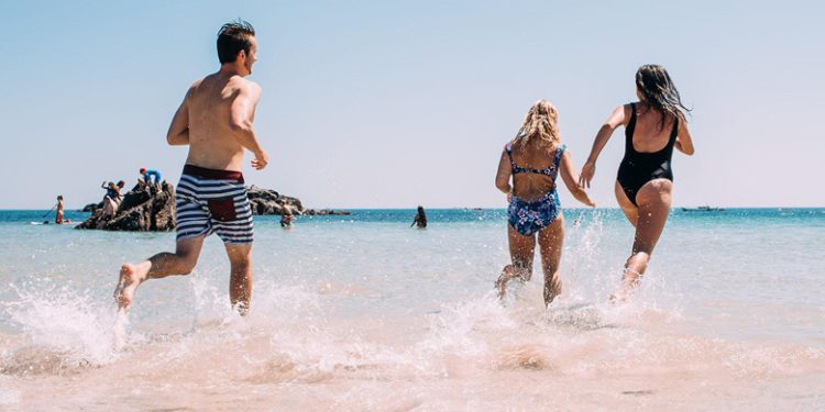 Bëni kujdes, këto ushqime nuk duhet ti hani 4 orë para se të notoni