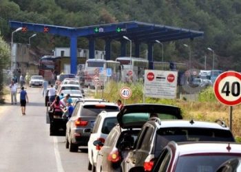 Mërgimtarët presin deri në 2 orë tek Dheu i Bardhë për të hyrë në Kosovë