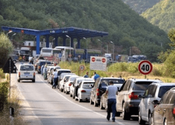 Pritje të gjata në pikën kufitare te Dheu i Bardhë, mërgimtarët presin deri në 1 orë e gjysmë