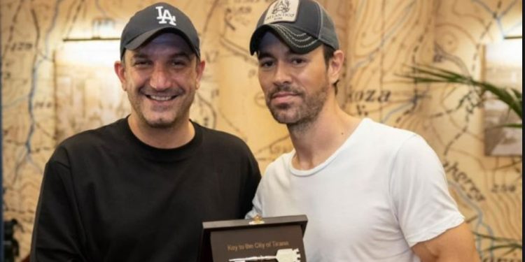 Kryebashkiaku Veliaj i dhuron Çelësin e Qytetit të Tiranës këngëtarit latin