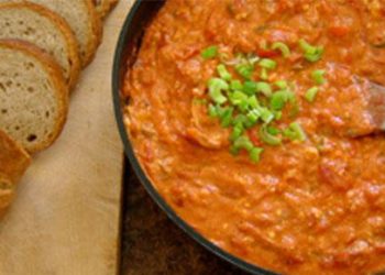 Një bukë e nxehtë dhe një pjatë me fërgesë me domate vakti ideal, ja receta