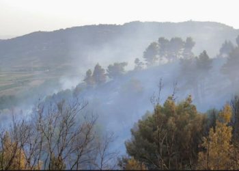 Shuhet zjarri pas 4 ditësh në Peshtan të Fierit me ndihmën e helikopterit