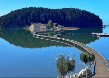 Nuk do ta besoni ku gjendet kjo pajme magjepsëse