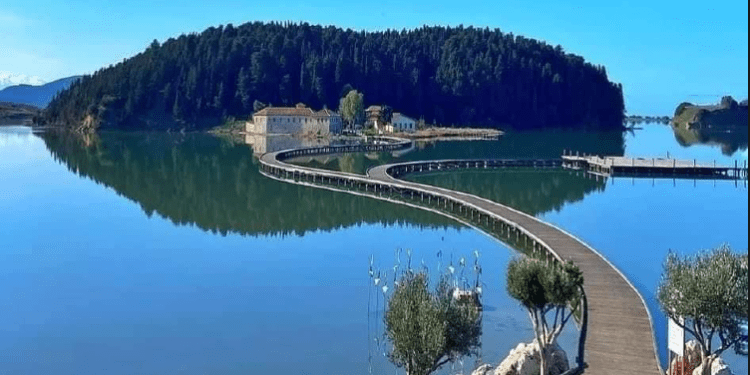 Nuk do ta besoni ku gjendet kjo pajme magjepsëse