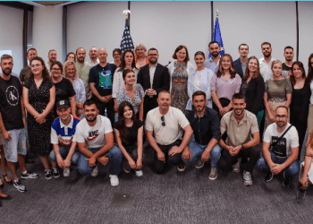 Ambasada e SHBA-së takohet me gazetarët, ata ndajnë përvojat e tyre gjatë raportimit në veri