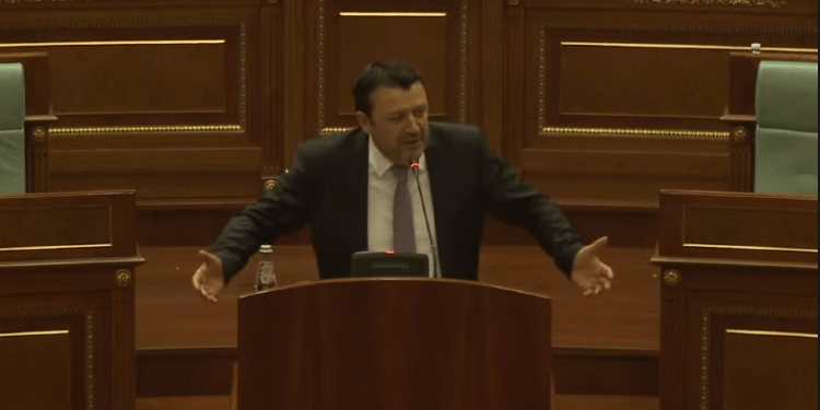 Deputeti Beqa jep detaje rreth përleshjes në Kuvend me Muratin