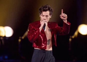 Goditjet e artistëve në skenë nuk kanë të ndalur, ja kush është viktima e radhës