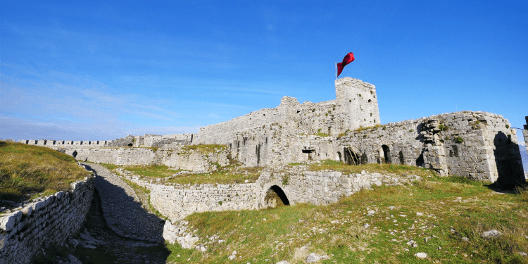 Kalaja e Rozafës destinacion i vizitorëve vendas dhe të huaj