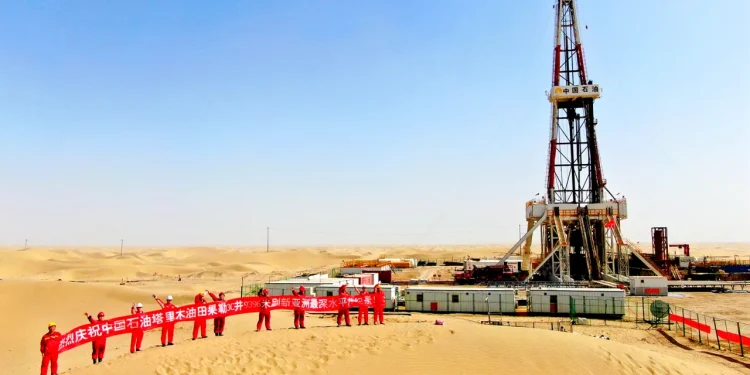 Inxhinierët kinezë hapin një gropë të thellë që do të gërmojë në koren e Tokës