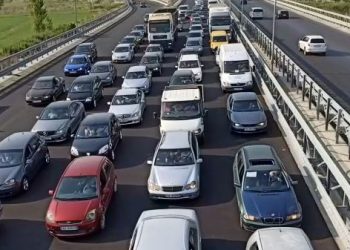 Kosovarët po kthehen nga deti, krijohen kolona të gjata në Lezhë