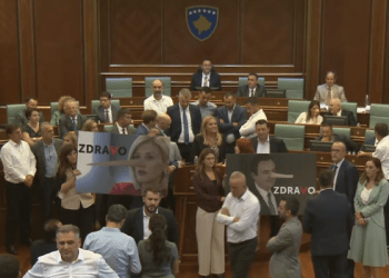 PDK me pankarta në Kuvendin e Kosovës bllokojnë foltoren