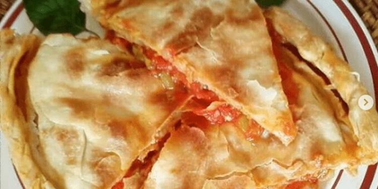 Lakror në saç me qepë e domate