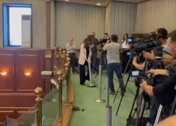 Deputetet e PDK-së largojnë shiritin që u kufizonte qasjen medieve në seancë