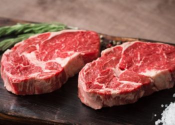 Çfarë i ndodhë trupit tonë nëse nuk konsumojmë mishin e kuq?