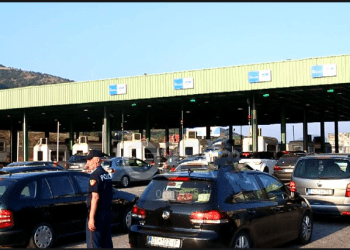 Kolona në kufirin Shqipëri -Kosovë, policia shqiptare shpërndan ujë të ftohtë për udhëtarët