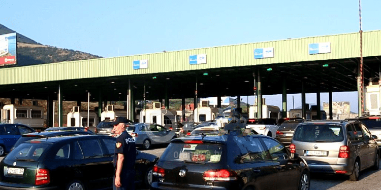 Kolona në kufirin Shqipëri -Kosovë, policia shqiptare shpërndan ujë të ftohtë për udhëtarët