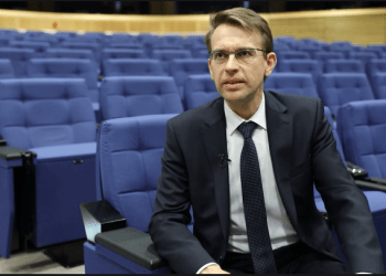 Stano: Të depërshkallzohet situata, Kosova e Serbia t’i kthehen dialogut