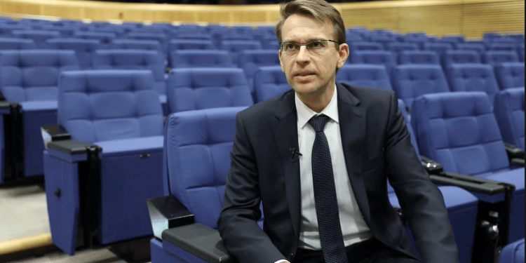 Stano: Të depërshkallzohet situata, Kosova e Serbia t’i kthehen dialogut