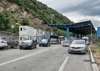 Pritje deri në 3 orë në pikë-kalimin kufitar tek Dheu i Bardhë