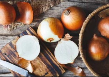 A keni provuar se çfarë ndodh nëse vendosni një qepë pranë shtratit tuaj 1 natë?