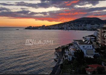 Plazhet e Sarandës, destinacion i preferuar i turistëve të huaj dhe vendas
