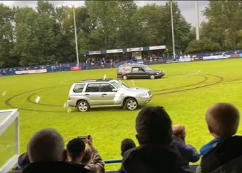 Një makinë funerali dhe një Subaru mësynë në stadiumin e Gateshead të Britanisë duke hedhur fletushka