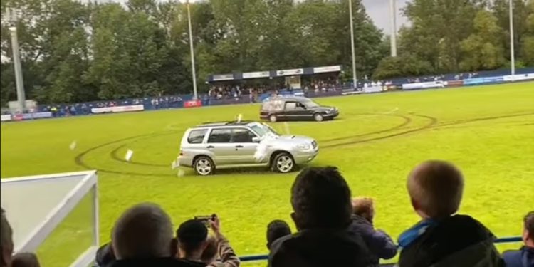 Një makinë funerali dhe një Subaru mësynë në stadiumin e Gateshead të Britanisë duke hedhur fletushka