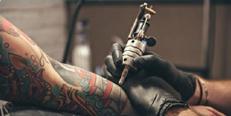 Arsyet që tregojnë se pse nuk duhet të bëni një tatuazh këtë verë