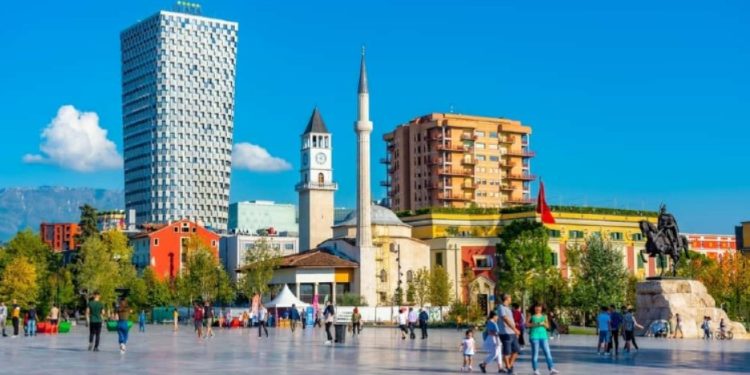 Tirana kthehet në “magnet” për turistët