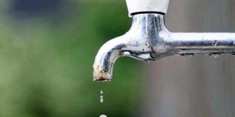 Zihet në flagrancë duke ujitur trotuarin, gjobitet qytetari nga Prishtina!