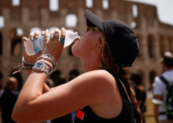 Vala e të nxehtit pushton Europën, turistët humbasin ndjenjat nëpër rrugë