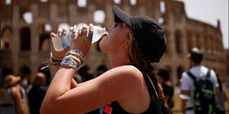 Vala e të nxehtit pushton Europën, turistët humbasin ndjenjat nëpër rrugë