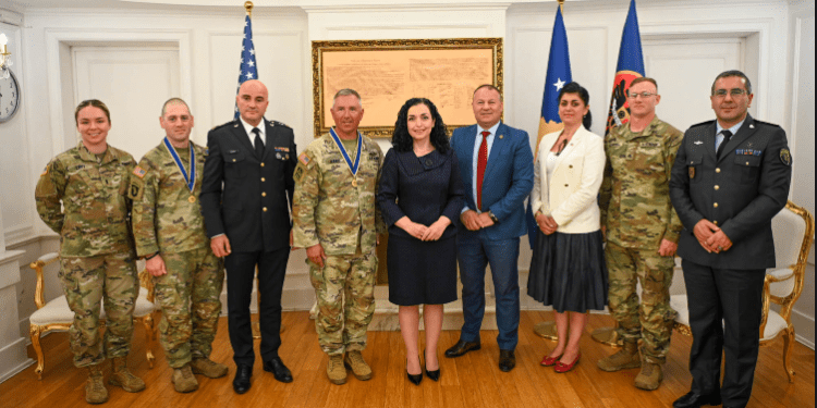 Osmani dekoron me Medaljen Presidenciale Ushtarake zyrtarët e lartë amerikan të KFOR-it