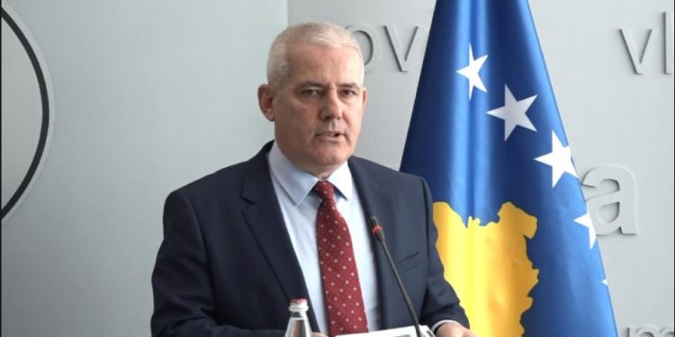 Sveçla: Vuçiq ka vendosur t’i kthehet luftës hibride ku përmes shpifjeve të nxisë trazira në Kosovë