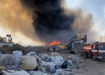 Del jashtë kontrolli zjarri në fushen e mbetjeve në Vlorë