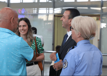MPB-ja takon mërgimtarët në aeroport, iu kërkon të “festojnë me zemër, jo me armë”