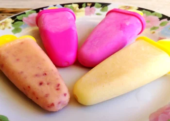 Në ditët e ngrohta, nuk të freskon asgjë më shumë se akullorja, ja receta për kasta me fruta