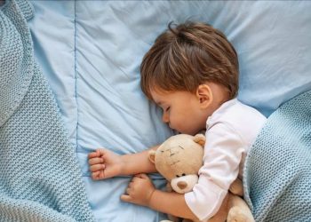 Kjo është arsyeja përse djersiten fëmijët në gjumë