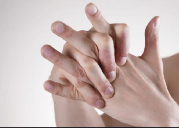 Ekspertet tregojnë se pse kërcitja e gishtërinjve është e dëmshme për shëndetin