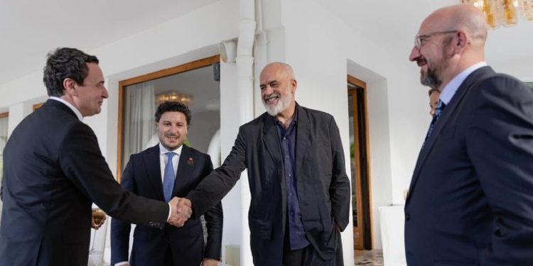 Nuk e bënë as në Prishtinë, as në Tiranë por në Slloveni, Rama dhe Kurti shtrëngojnë duart