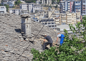 Në Gjirokastër restaurohet çatia e banesës “Çiço” monument kulture kategoria I