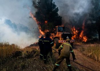 Edhe këtë mbrëmje Greqia në luftë me zjarret, flakët iu afrohen shtëpive të banimit