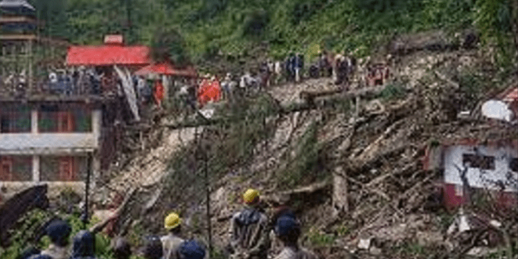 9 persona kanë vdekur pasi ishin bllokuar pas shembjes së një tempulli në Indi