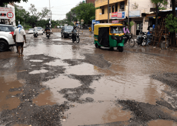 E pabesueshme se çfarë panë një grup puntorësh në Indi poshtë trotuarit!