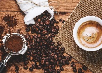 Mejkët thonë: Kafeja nuk duhet të zëvendësojë ujin